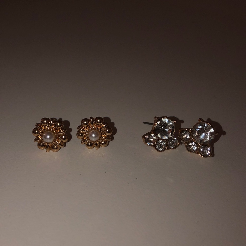 Set of gold earrings.